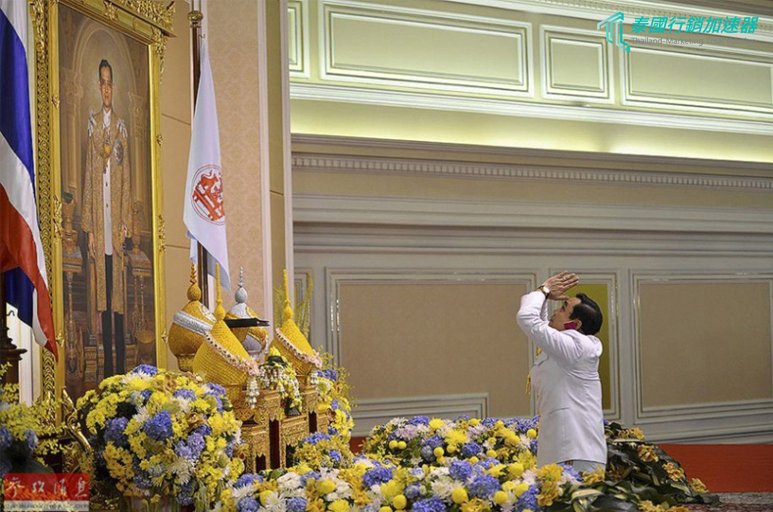 合掌禮－巴育總理向九世王聖像合掌頂禮膜拜
