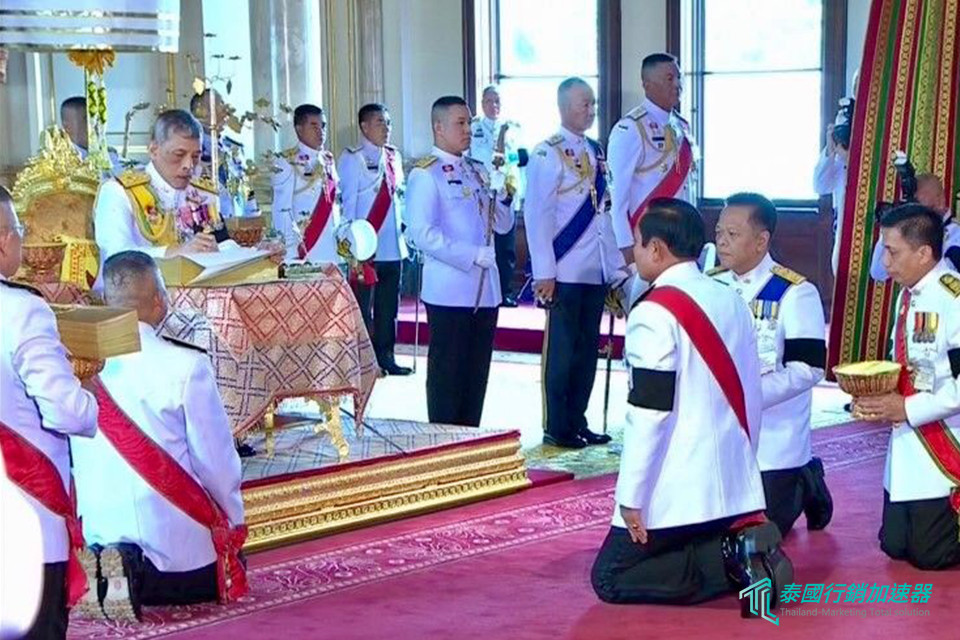 貝葉文化-泰十世王接見巴育總理呈第20部憲法1
