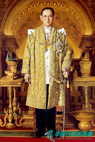 泰國九世王穿著長袍御照