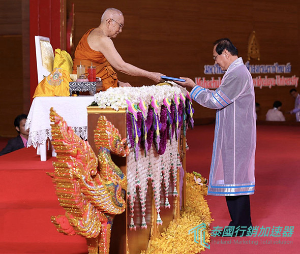 泰國僧王親頒博士學位證書畢業生穿著長袍罩套