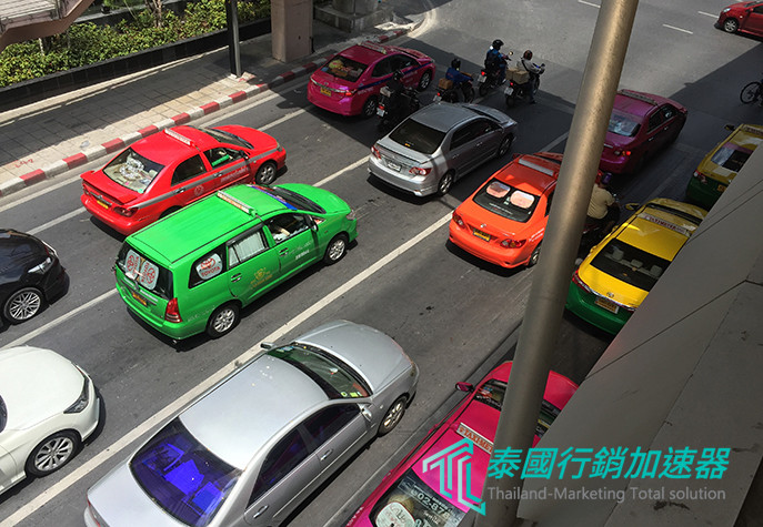 曼谷的計程車顏色相當多種