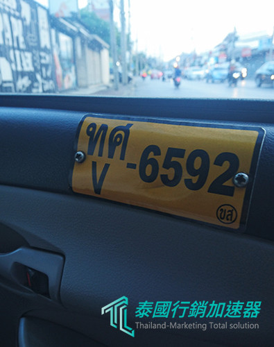 不少曼谷計程車內的後座會標示車牌號碼