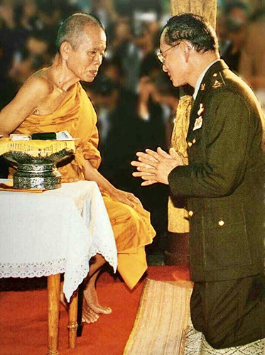 泰國九世王合掌跪拜僧王
