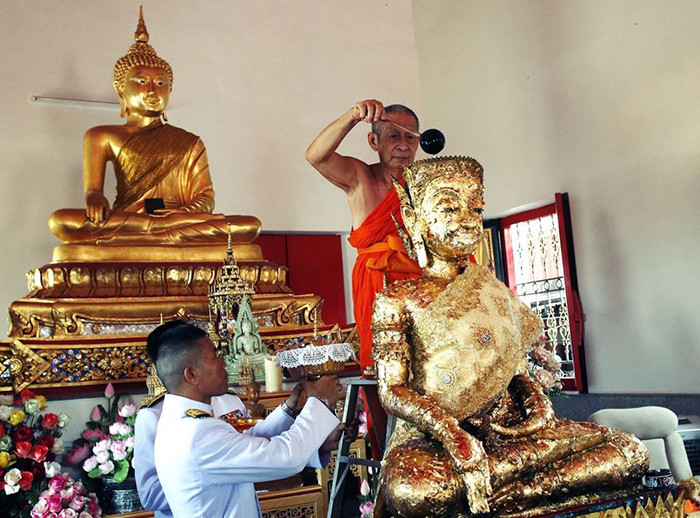 泰國高僧自金佛像舀水製成第十世王加冕儀式用的聖水