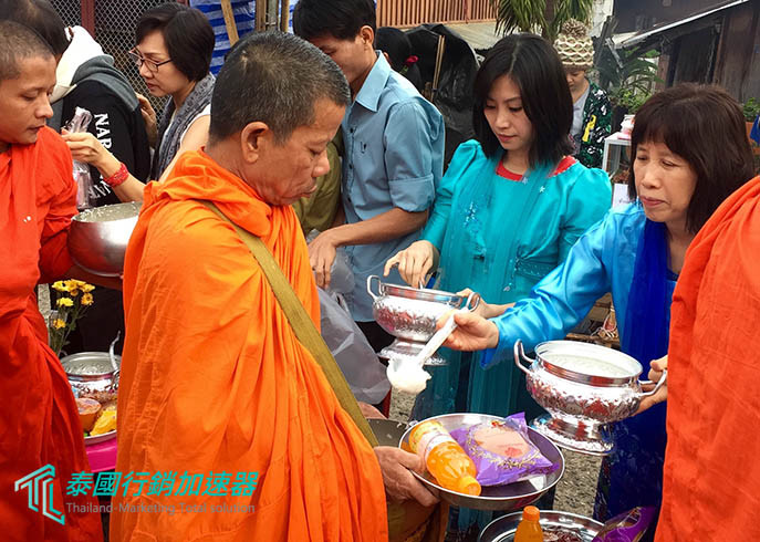 泰國上座部僧侶清晨赤腳托缽化緣