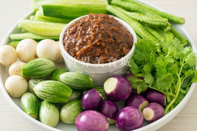 醃魚露既可用於保存，又可用於調味。圖為含醃魚露的辣椒醬，用來沾蔬菜吃