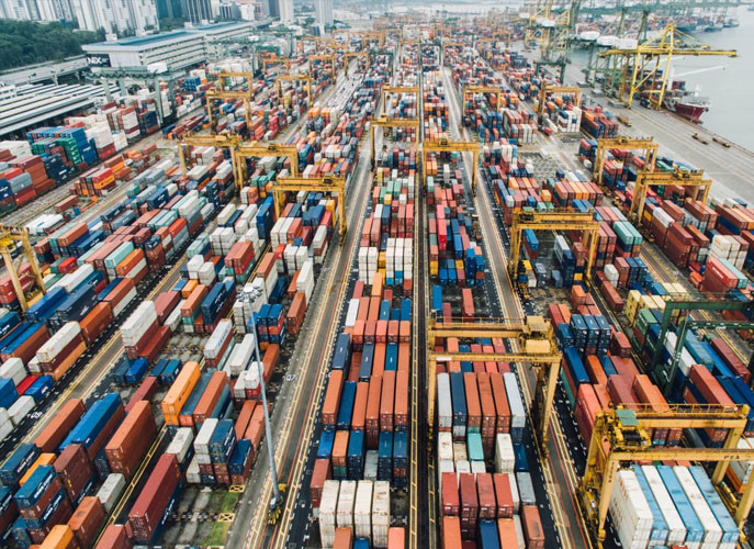 受到中美貿易戰關係，2019年下半年以出口為導向的企業變得更加保守，來減少貿易戰帶來的衝擊與影響